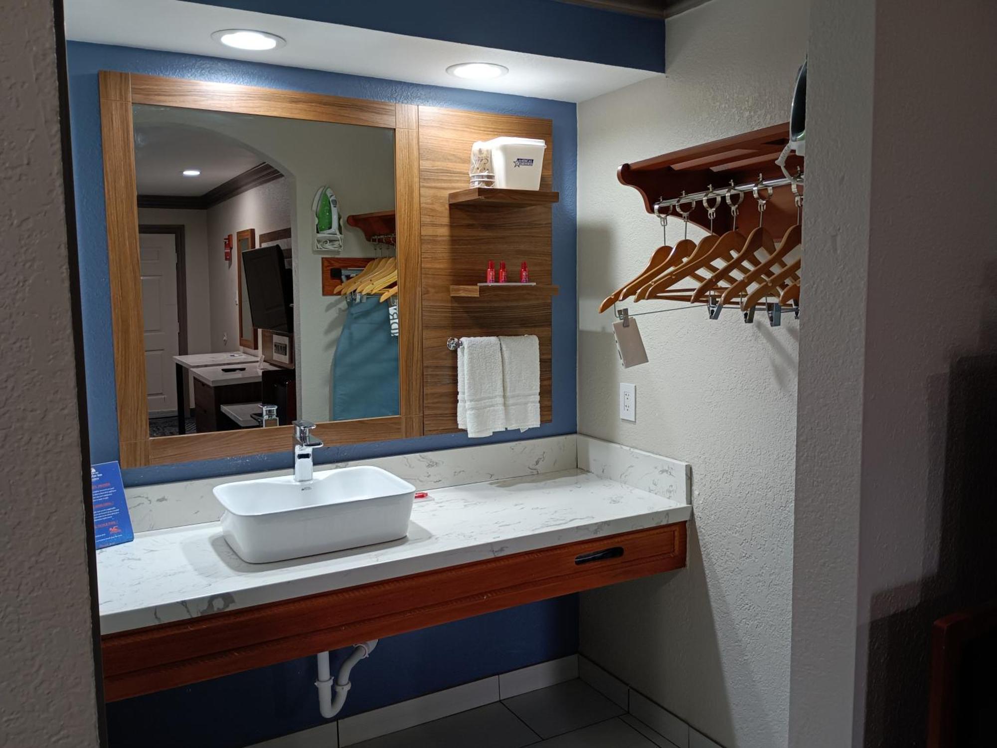 Americas Best Value Inn & Suites-Alvin/Houston Exterior foto