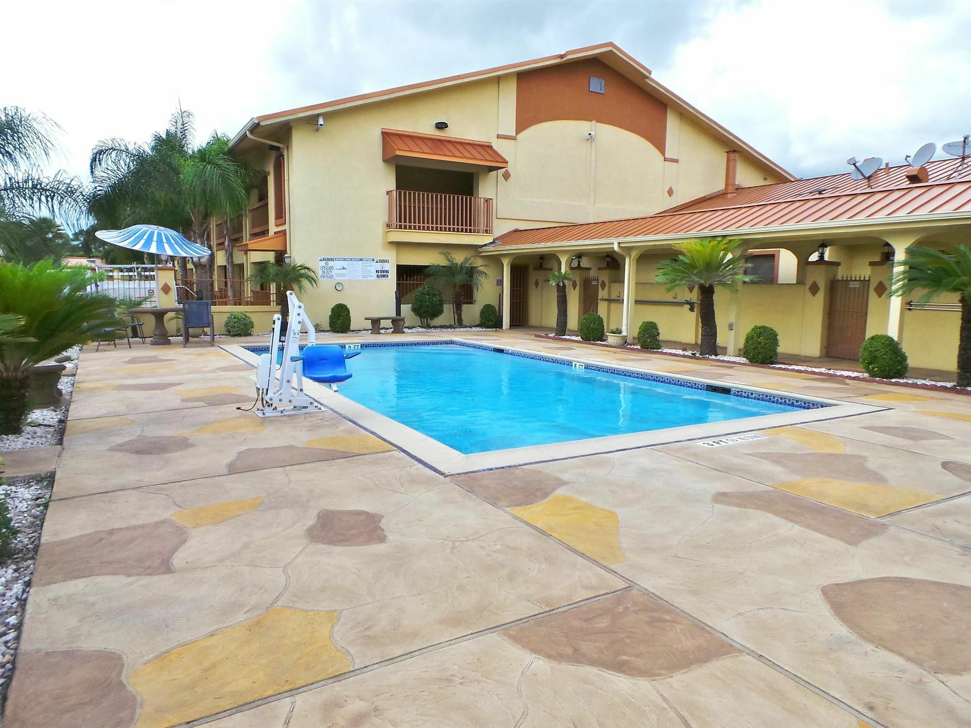 Americas Best Value Inn & Suites-Alvin/Houston Exterior foto